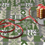 Nahaufnahme der Merry Present Green Wachstuch Tischdecke für Weihnachten mit Tannenzweigen und geometrischen Formen
