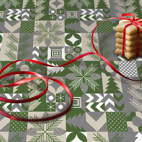 Nahaufnahme der Merry Present Green Wachstuch Tischdecke für Weihnachten mit Tannenzweigen und geometrischen Formen