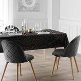 Mikado Metallic Schwarz – Rechteckige Tischdecke mit Fleckschutz, 140 x 240 cm, Ambienteaufnahme