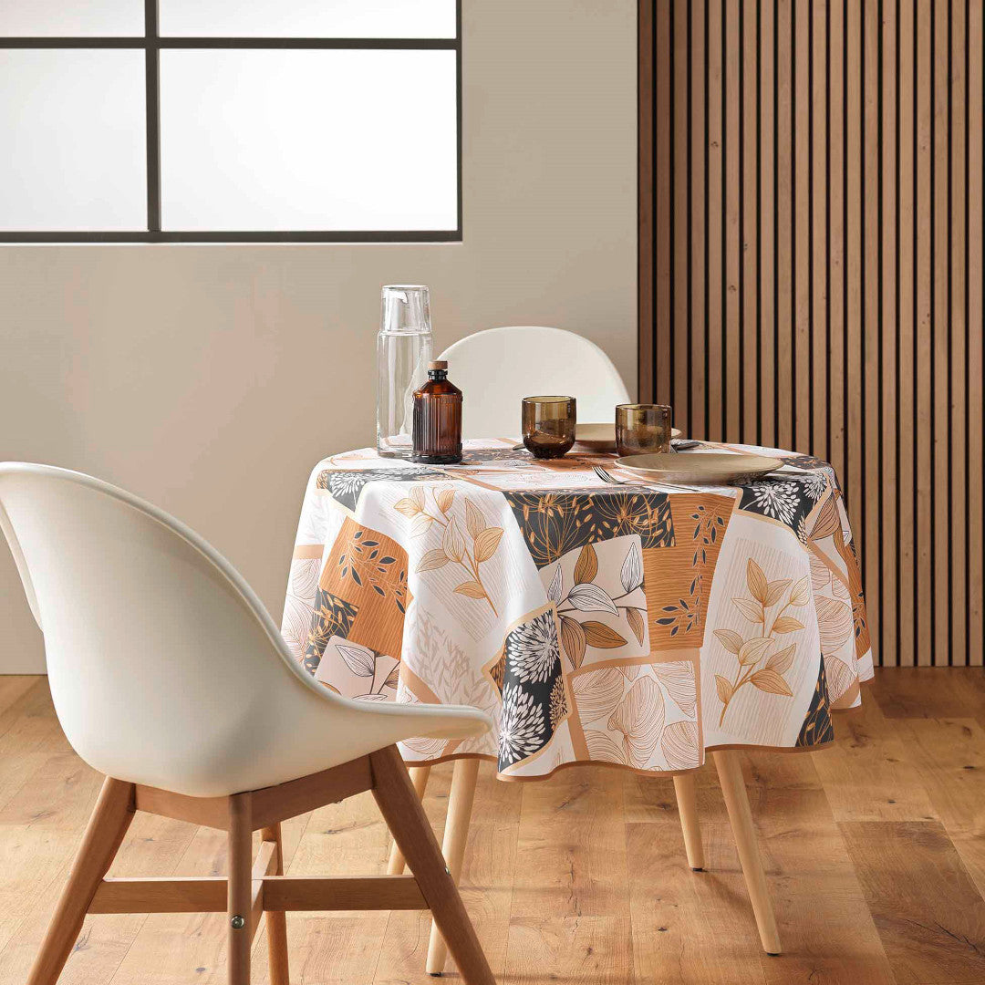 Gedeckter Tisch mit runder naturfarbener Tischdecke