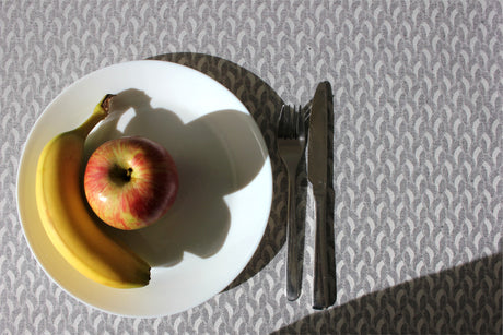 Munch Grau abwaschbare Tischdecke mit eleganten weichen Kurven auf einem festlich gedeckten Tisch