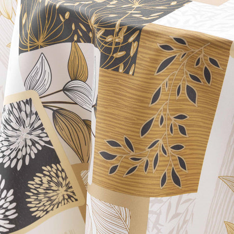 Nahaufnahme einer Tischdecke mit Blattmotiven in Beige
