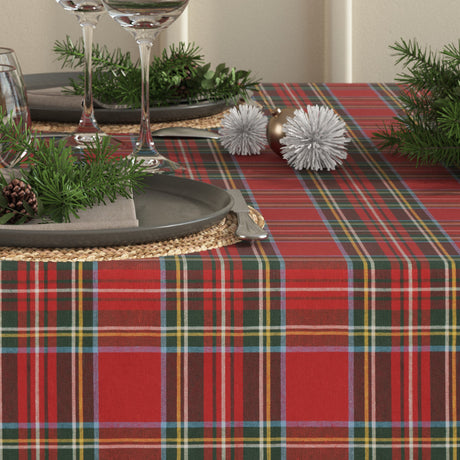 Nahaufnahme der abwaschbaren Weihnachtstischdecke Tartan Rot – klassisch mit schottischen Wurzeln