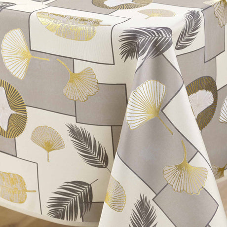 Nahaufnahme des Blattmusters der rechteckigen Natane Natural Tischdecke mit Golddetails