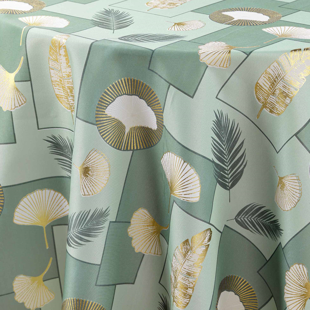 Nahaufnahme des Blattmusters der runden Natane Sage Tischdecke mit Golddetails