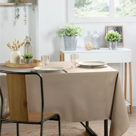 Nelson, einfarbige rechteckige Tischdecke mit Fleckschutz 145 x 240 cm – Leinenfarben, Ambienteaufnahme
