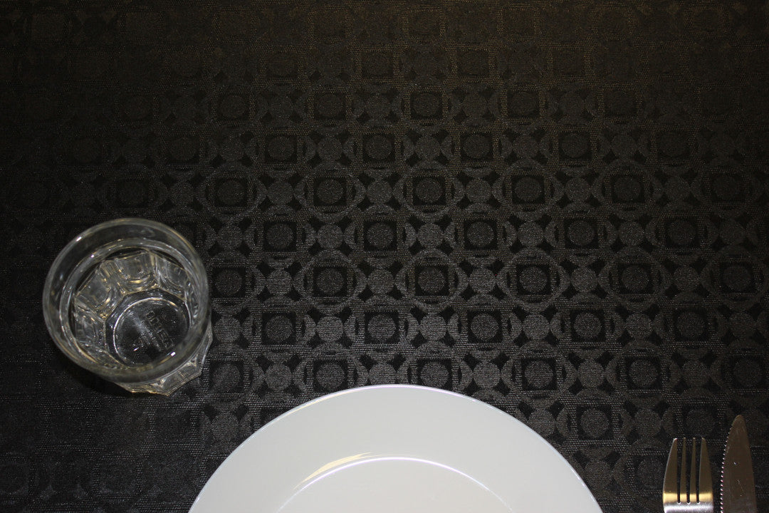 Abwaschbare Tischdecke Nobel Black mit eleganten runden und quadratischen Mustern