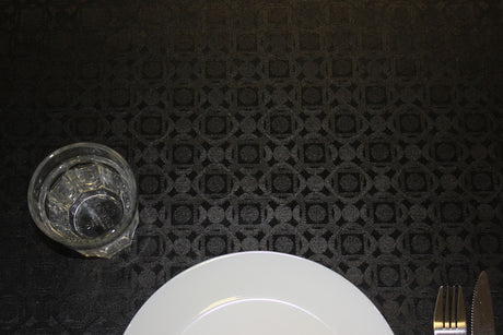 Abwaschbare Tischdecke Nobel Black mit eleganten runden und quadratischen Mustern