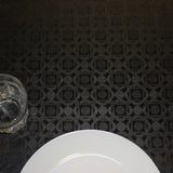 Nobel Black abwaschbare Tischdecke mit geometrischem Muster in schwarzen Nuancen, 180 cm