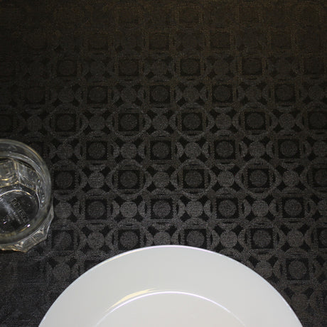 Nahaufnahme der abwaschbaren Tischdecke Nobel Black mit geometrischem Muster in Schwarztönen