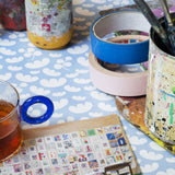Parachute Baby Blue – Lola Wachstuch Tischdecke mit grafischen Fallschirmen