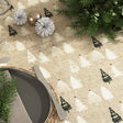 Nahaufnahme von Pau Natur - Abwaschbare Weihnachtstischdecke in Leinenoptik mit Weihnachtsbäumen