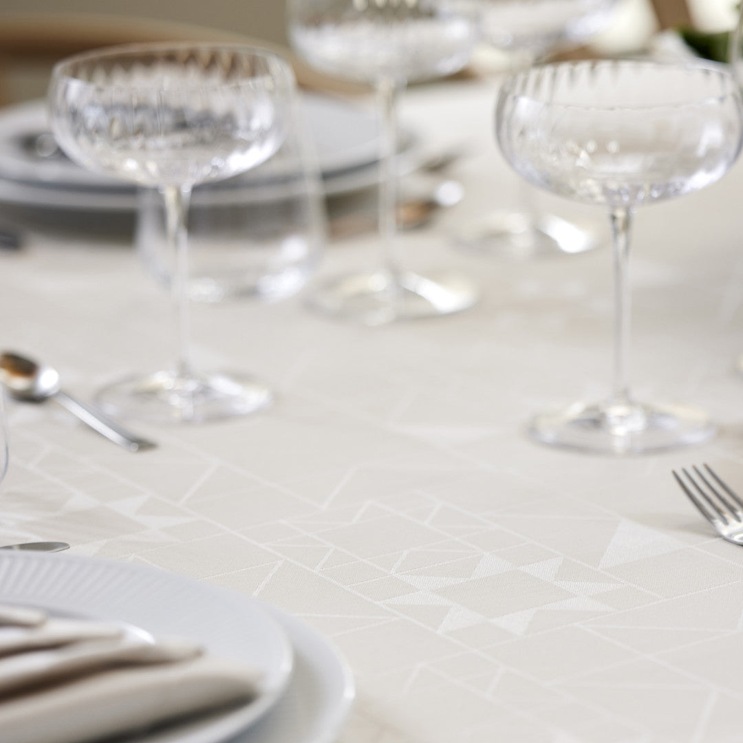 Södahl Star Damask Beige – Runde Weihnachtstischdecke mit Tischdekoration