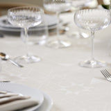 Södahl Star Damask Beige – Runde Weihnachtstischdecke mit Tischdekoration