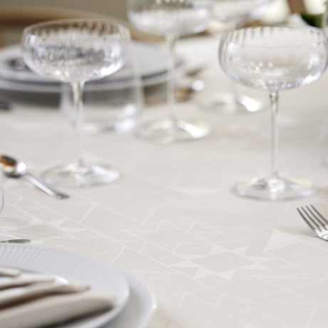 Södahl Star Damask Beige – Runde Weihnachtstischdecke mit Tischdekoration