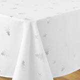 Nahaufnahme der Ecke der Safir 240 cm Weihnachtstischdecke mit Silberprint