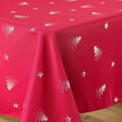 Nahaufnahme der Ecke von Safir 300 cm, rote Weihnachtstischdecke mit Silberprint