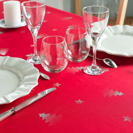 Gedeckter Tisch mit roter Safir Weihnachtstischdecke 240 cm zum Weihnachtsessen