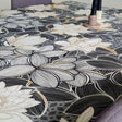 Lotus Schwarz – Abwaschbare Tischdecke mit schönen Blättern – 135 cm breit