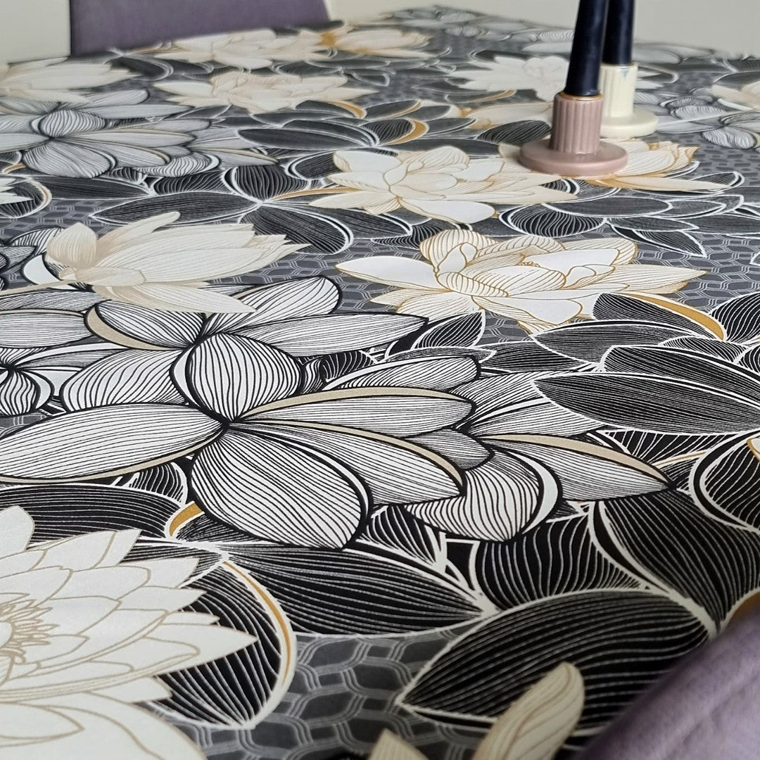 Lotus Schwarz – Abwaschbare Tischdecke mit schönen Blättern – 135 cm breit