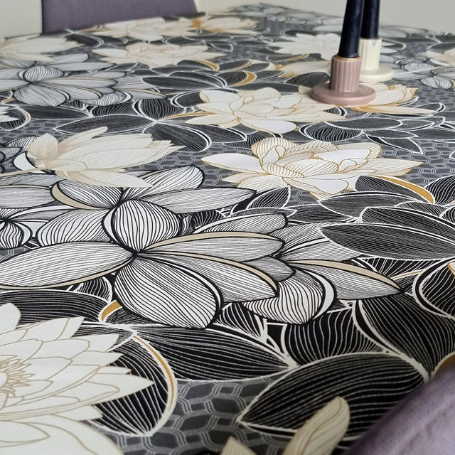 Lotus Schwarz – Abwaschbare Tischdecke mit schönen Blättern – 135 cm breit