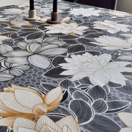 Lotus Schwarz – Abwaschbare Tischdecke mit schönen Blättern – 135 cm breit