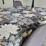 Lotus Schwarz – Abwaschbare Tischdecke mit schönen Blättern – 135 cm breit