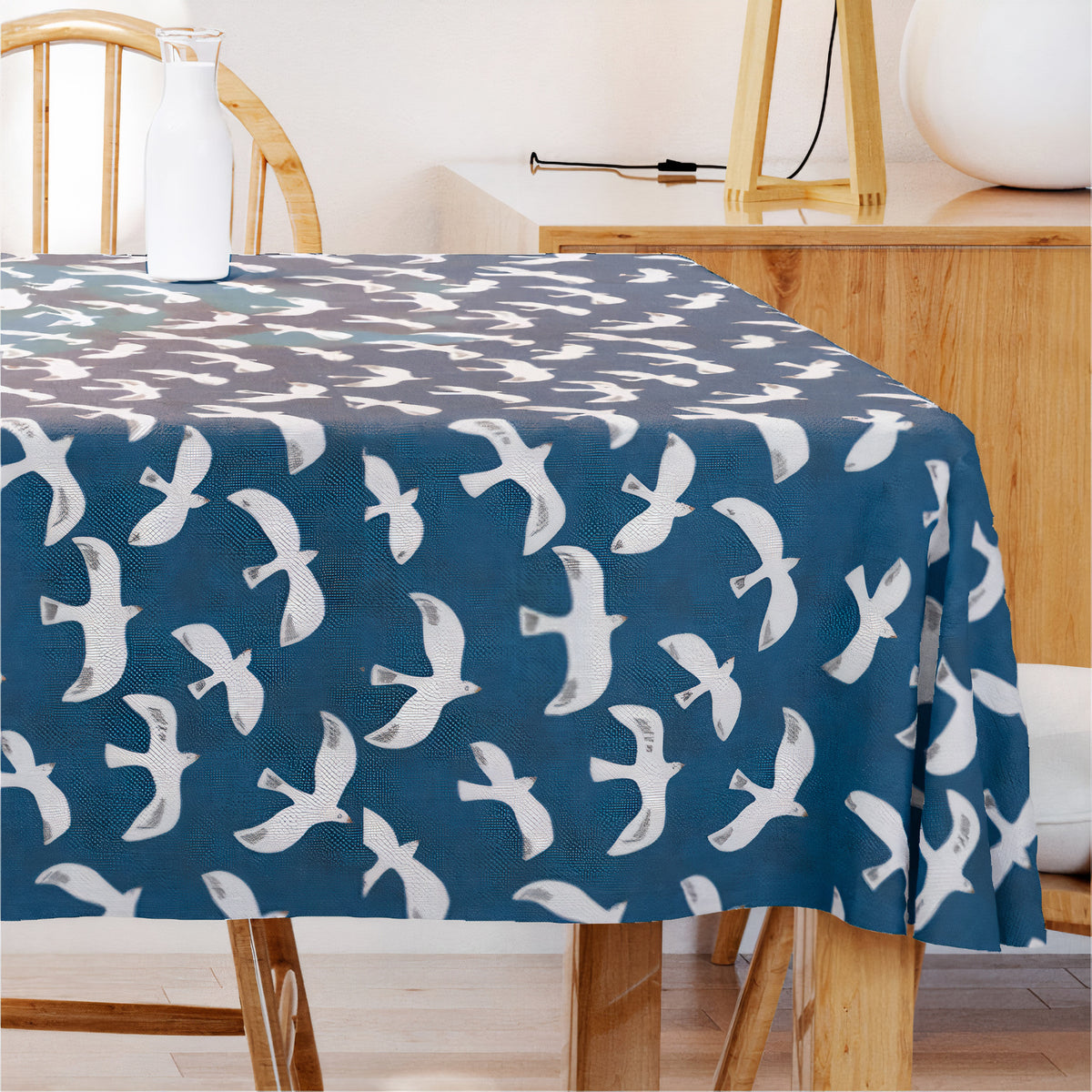 Moulette - Abwaschbare Tischdecke mit Vögeln auf blauem Hintergrund - 155 cm breit