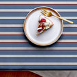 Sentimental Stripe Blue - Södahl abwaschbare Tischdecke aus 100% Baumwolle mit rutschfester Unterseite