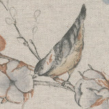 Schneebeeren und Vögel – Abwaschbare Tischdecke in Leinenoptik, Nahaufnahme