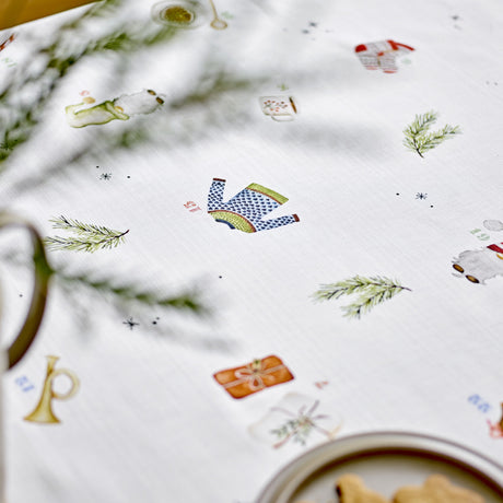 Nahaufnahme der Södahl Christmas Days Weihnachtstischdecke mit handgezeichneten Weihnachtsmotiven 140x350