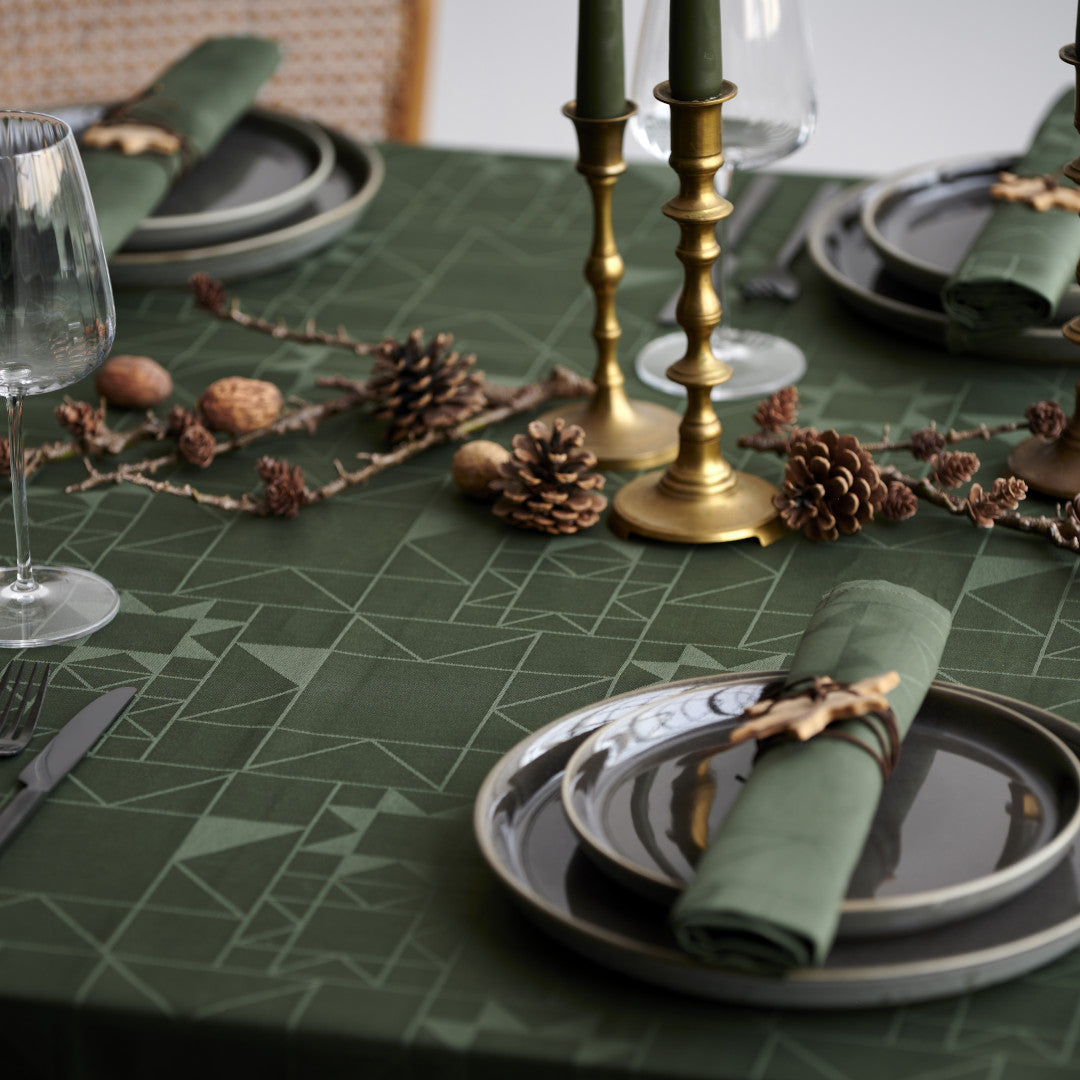 Nahaufnahme der Södahl Star Damask Weihnachtstischdecke mit elegantem Sternenmuster in Grün 140x270