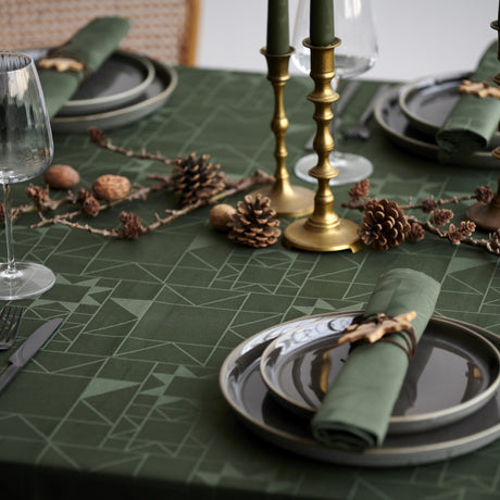 Nahaufnahme der Södahl Star Damask Weihnachtstischdecke mit elegantem Sternenmuster in Grün 140x270
