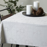 Ambienteaufnahme der Södahl Star Damask Beige Weihnachtstischdecke in weihnachtlicher Stimmung 140x270