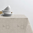 Södahl Star Damask Weihnachtstischdecke Beige auf dem Tisch, perfekt für die weihnachtliche Tischdekoration 140x270