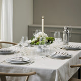 Södahl Star Damask Beige Tischdecke auf schön gedecktem Tisch, elegant für jedes Fest 140x270