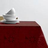 Södahl Star Damask Weihnachtstischdecke Rot auf dem Tisch mit elegantem Gedeck 140x270