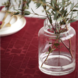 Nahaufnahme der Södahl Star Damask Weihnachtstischdecke Rot mit detailliertem Sternenmuster 140x270