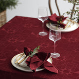 Nahaufnahme eines Gedecks mit Södahl Star Damask Weihnachtstischdecke Rot und Glasschmuck 140x270