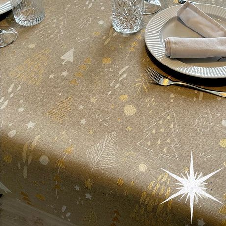 Spor i Granskoven Natur – abwaschbare Weihnachtstischdecke mit Lurex-Goldeffekt