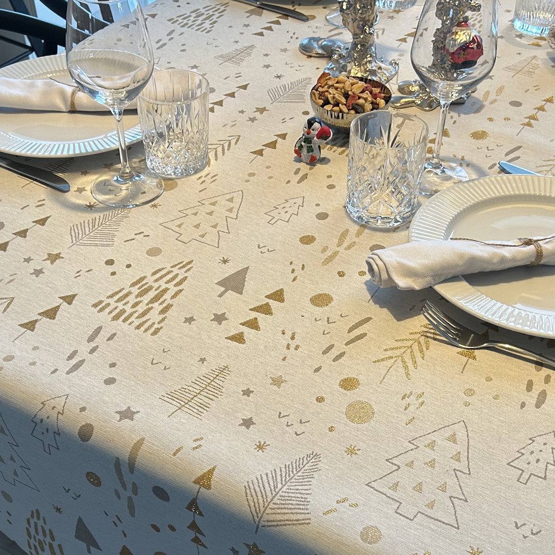 Spor i Granskoven Gold-Lurex - rohweiße abwaschbare Weihnachtstischdecke