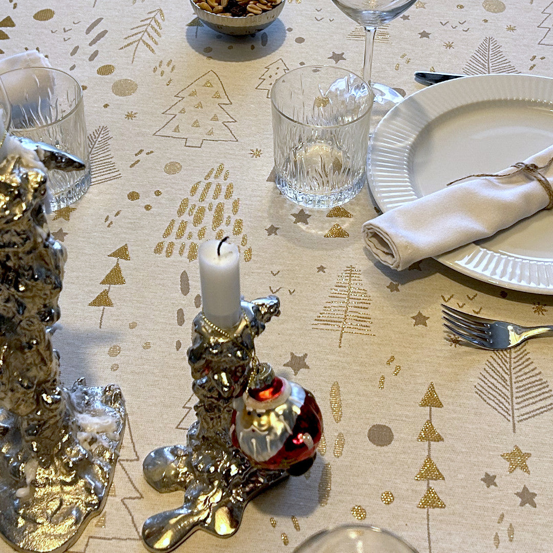 Spor i Granskoven Rohweiß - Abwaschbare Weihnachtstischdecke mit Lurex-Goldeffekt und rutschfester Unterseite