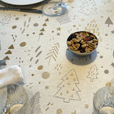 Spor i Granskoven Rohweiß - Abwaschbare Weihnachtstischdecke mit Lurex-Goldeffekt und rutschfester Unterseite