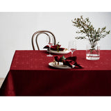 Södahl Star Damask Rot - Klassische Weihnachtstischdecke - damastgewebte abwaschbare Tischdecke mit rutschfester Unterseite, Ambienteaufnahme