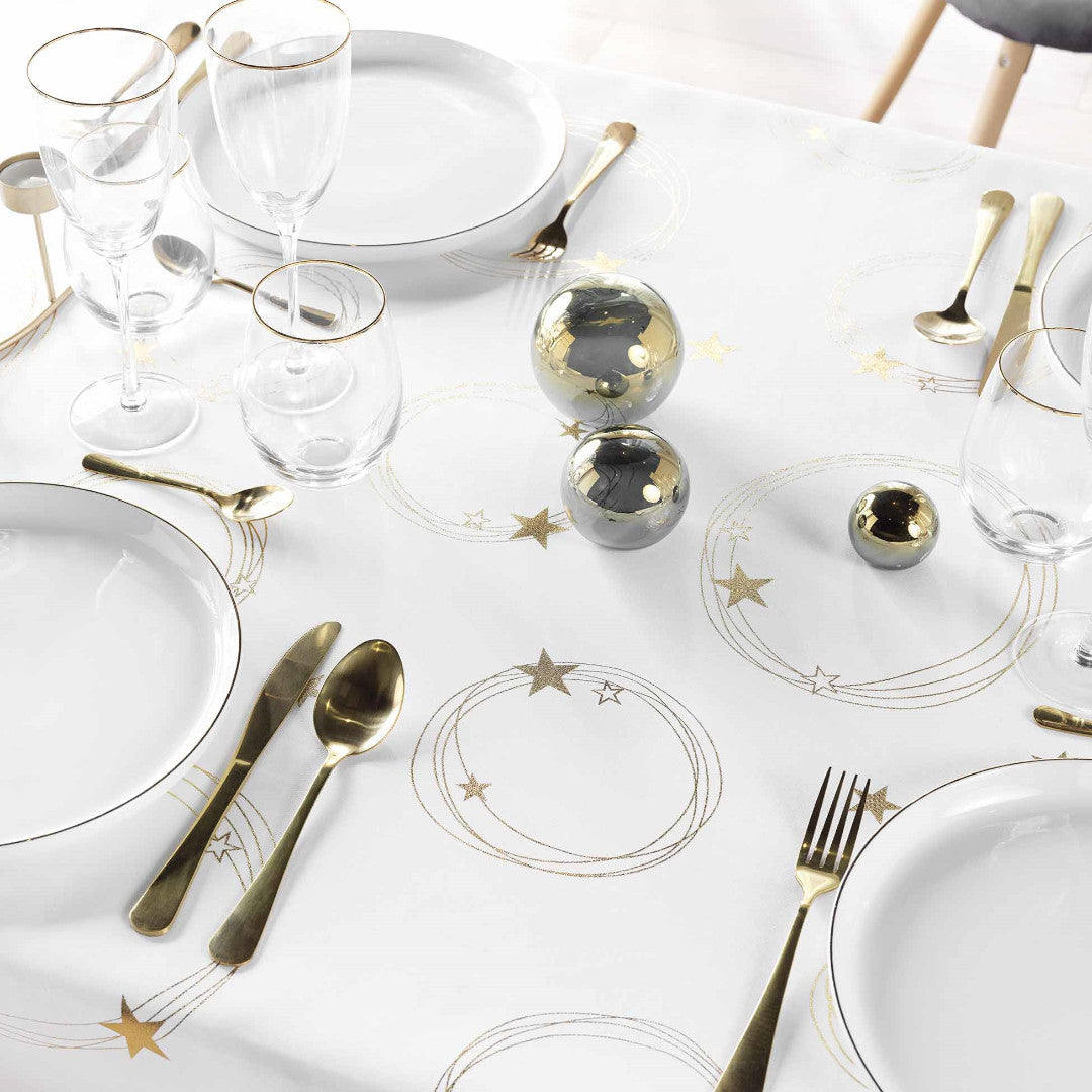 Gedeckter Tisch mit weißer Star Weihnachtstischdecke mit Golddruck zum Weihnachtsessen