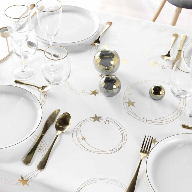 Gedeckter Tisch mit weißer Star Weihnachtstischdecke mit Golddruck zum Weihnachtsessen