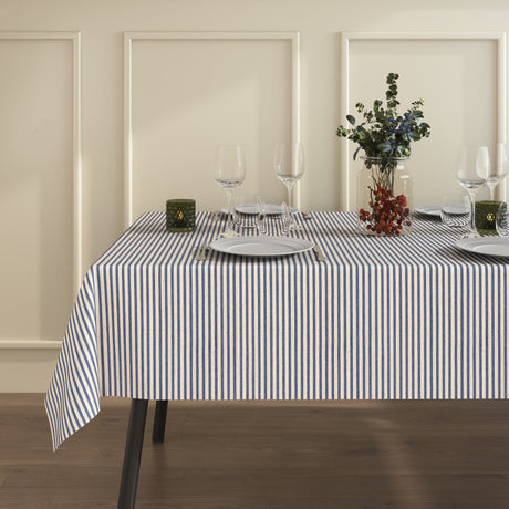 Ambienteaufnahme mit Querstreifen Blau, abwaschbare Tischdecke in Blau und Offwhite