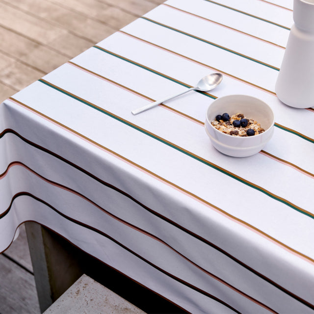 Stripe White - Södahl abwaschbare Tischdecke aus 100% Baumwolle mit rutschfester Unterseite