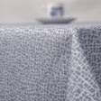 Jacquard Stone Blue – Elegante abwaschbare Tischdecke mit jacquardgewebtem Muster