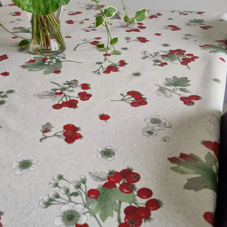 Akene Rot – schöne abwaschbare Tischdecke mit Beeren und Lurex, 153 cm breit